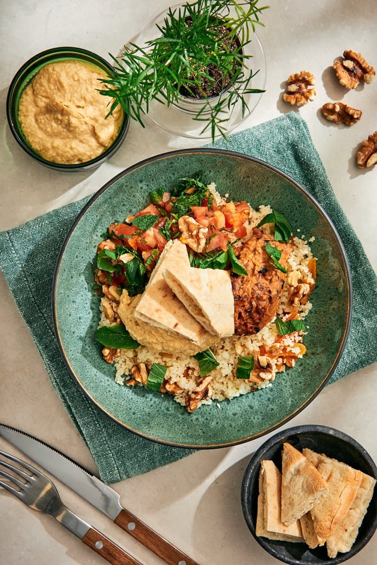 Mediterranean mezze bowl med hummus, valnötter och pitabröd