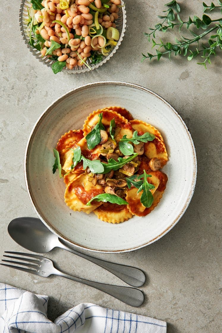 Ravioli med ugnsrostad tomatsås och champinjoner
