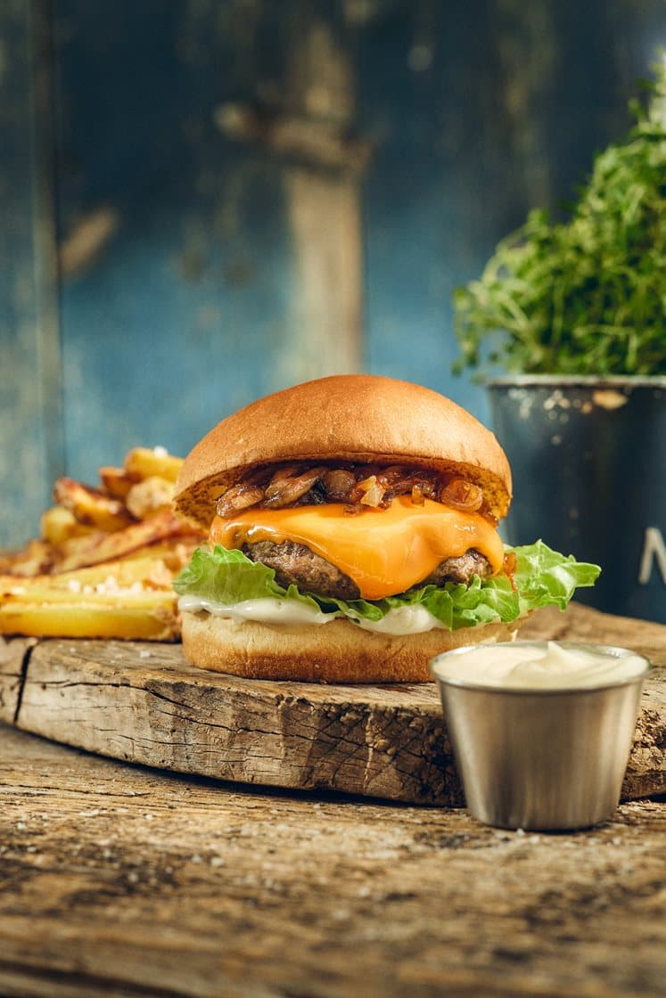 Grillad hamburgare med tryffelmajonnäs, karamelliserad lök och pommes frites