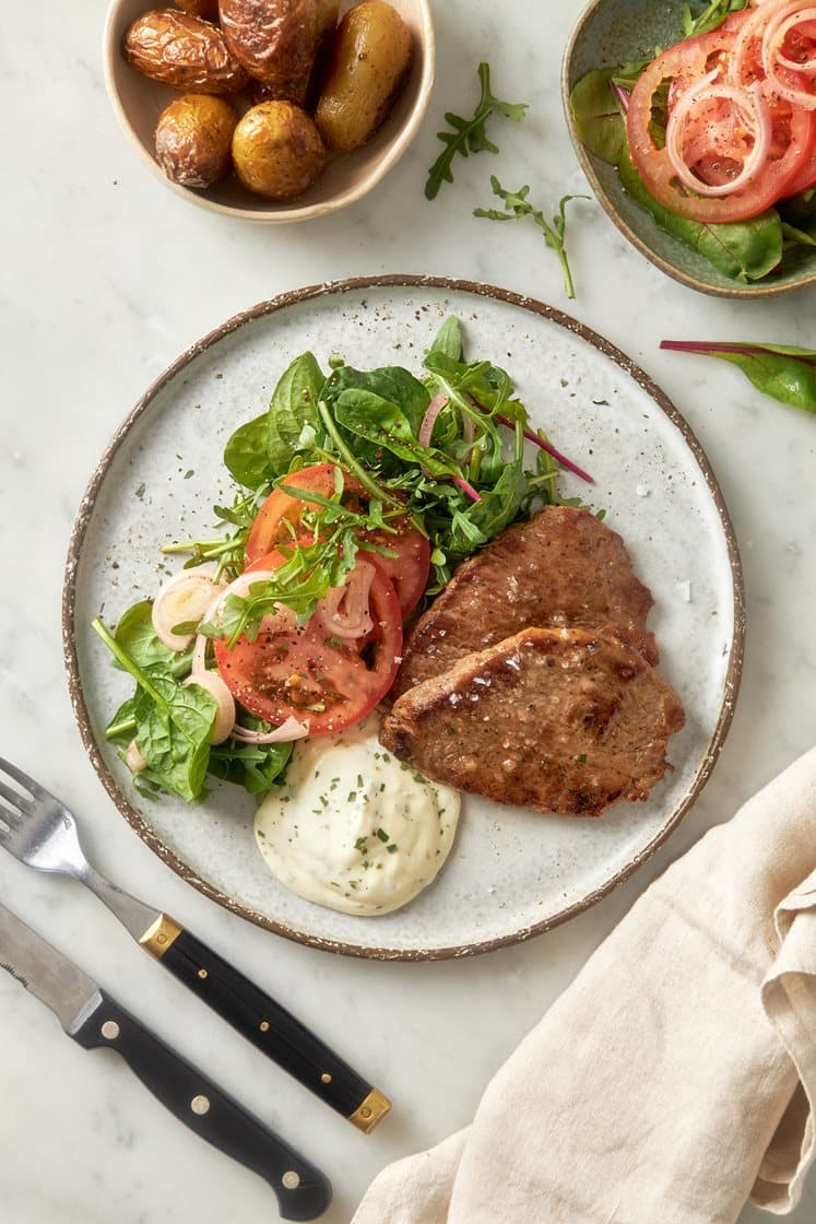 Fläskkotlett med enkel bearnaisesås och tomatsallad 