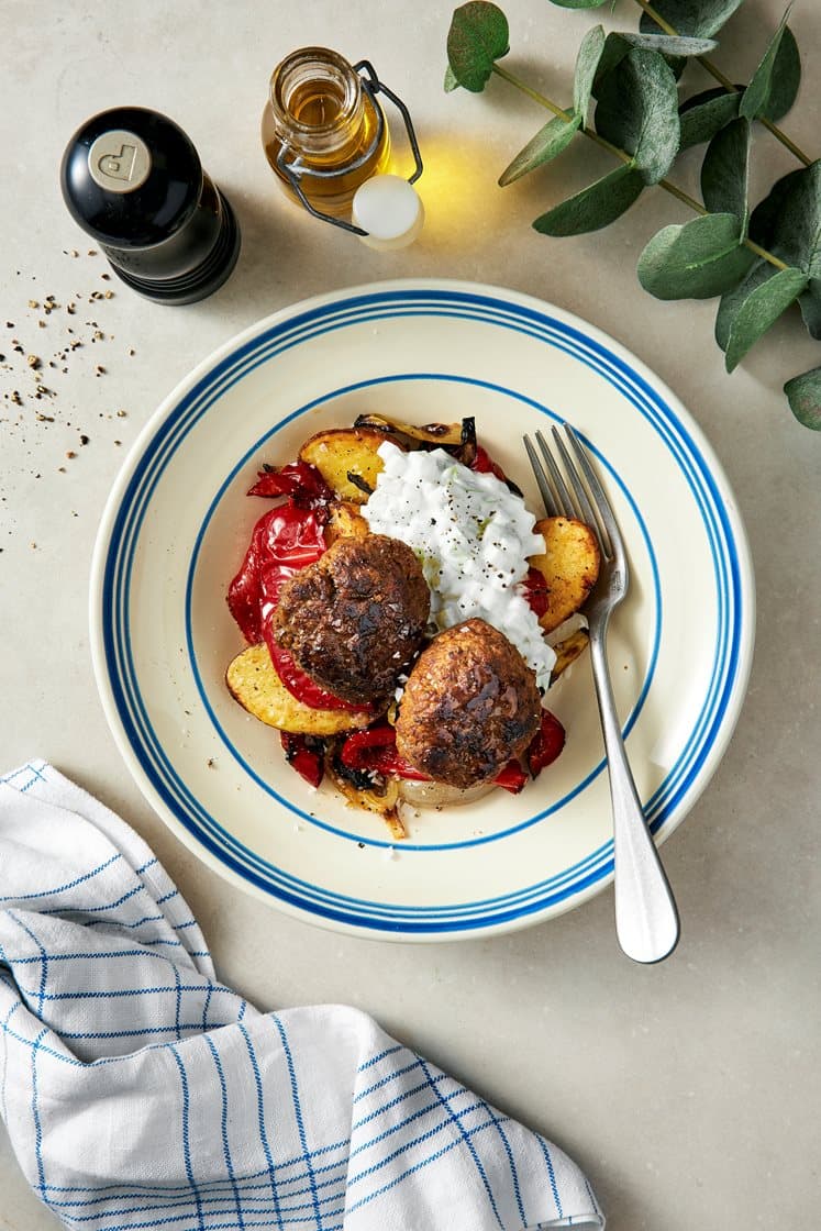 Små köttfärsbiffar med äppelraita och paprikarostad potatis