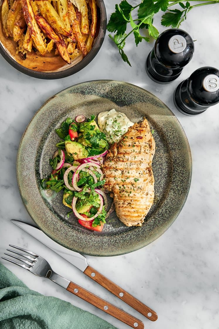 Medelhavskyckling med parmesanpommes, dragonaioli och tomat- och avokodosallad