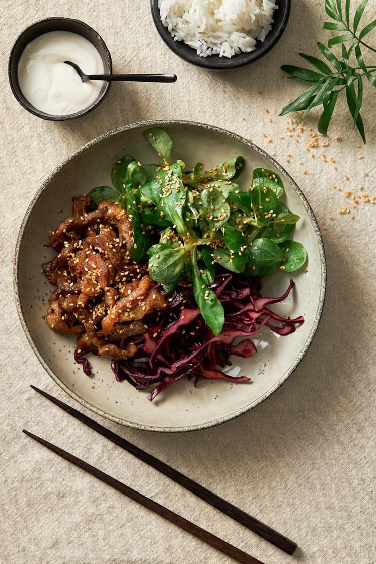 Asian bowl med sojastekt fläskkarré, rödkålssallad och sesamyoghurt