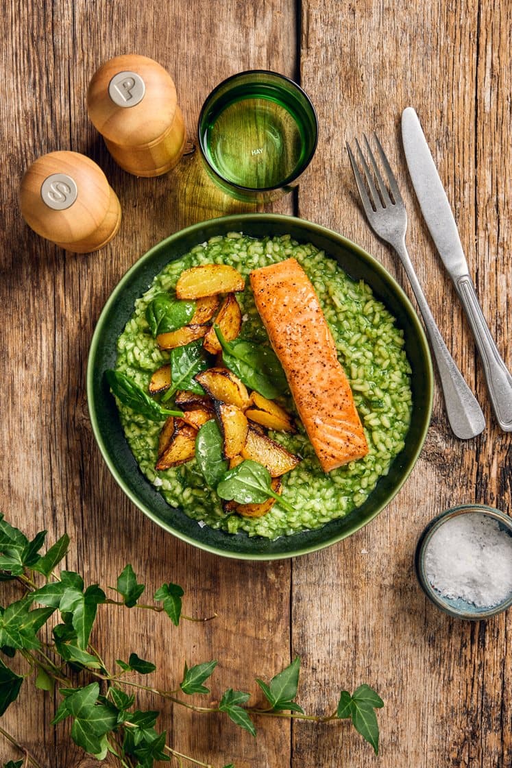 Stekt laxfilé med grön spenatrisotto och rostade gulbetor