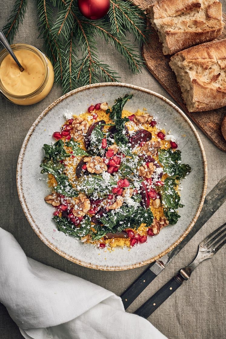 Ljummen julsallad med saffranscouscous, rostade betor, valnötter och chèvresnö