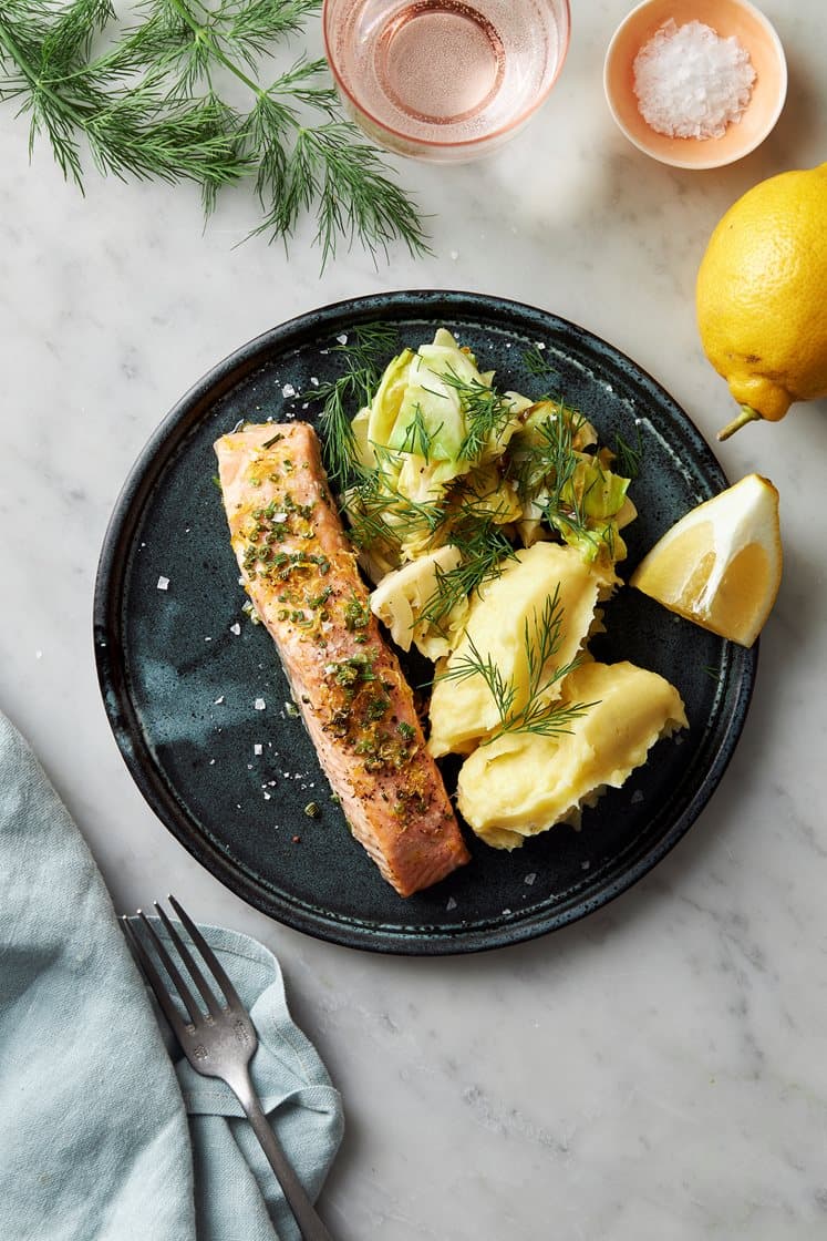 Citron- och dillbakad lax med potatispuré och spetskål