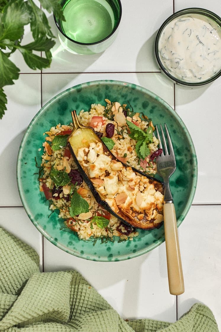 Bakad fetaaubergine med bulgursallad och myntayoghurt