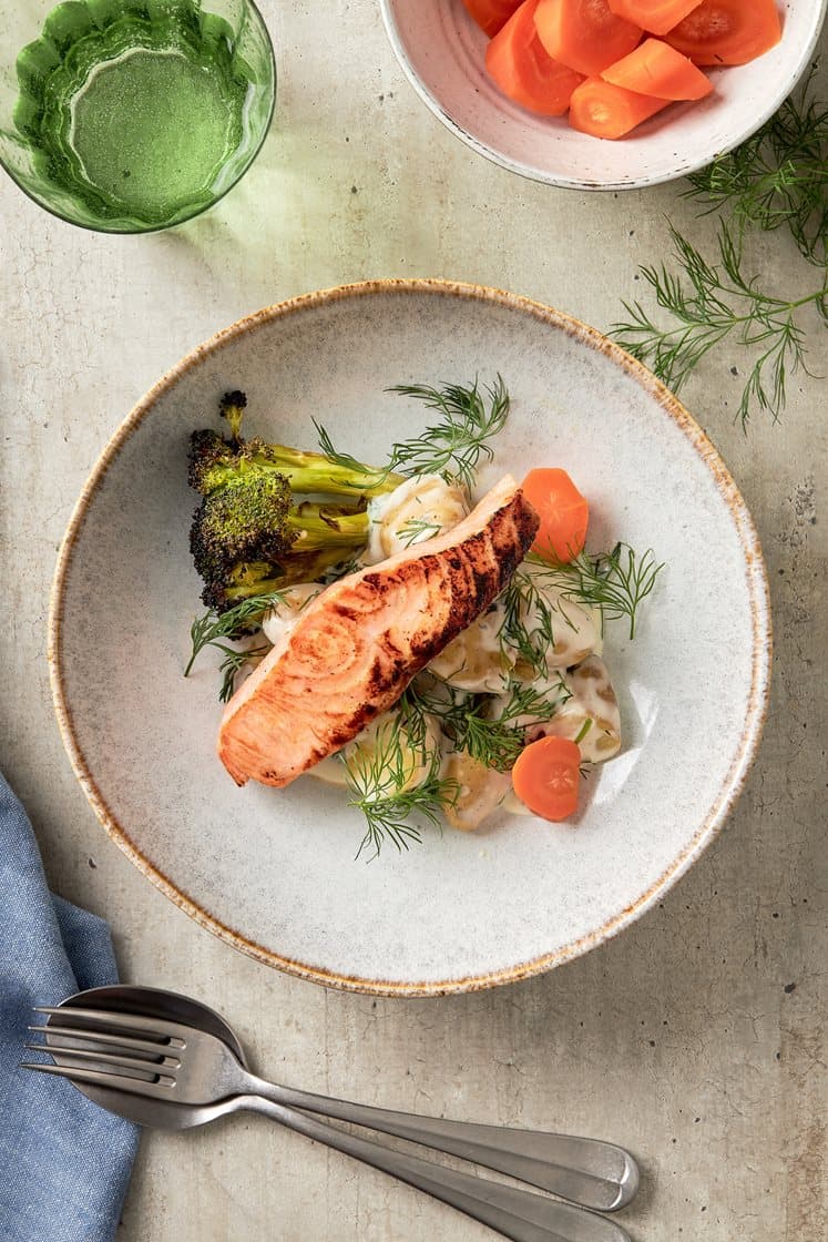 Halstrad snabbgravad lax med dillstuvad potatis och broccoli 