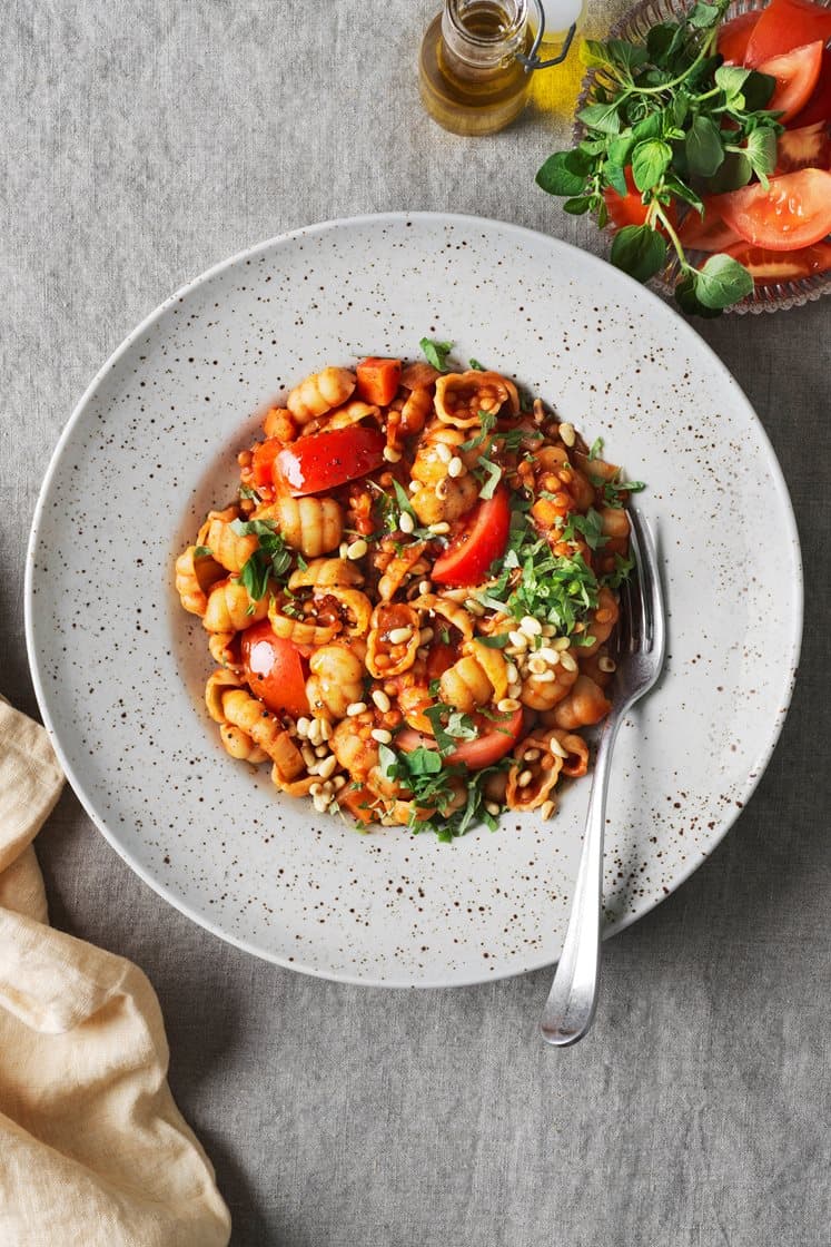 Pasta rosso lenticchie - tomatpasta med linser och rostade pinjenötter 