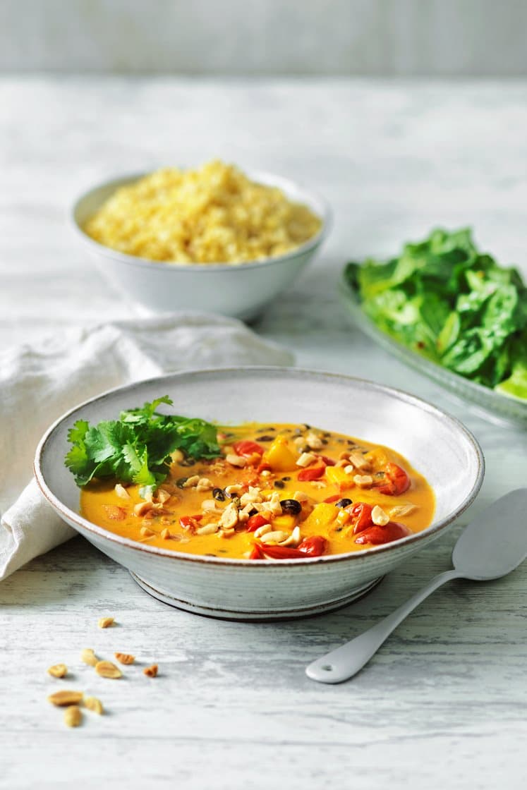 Black bean curry med jordnötter, mango och koriander