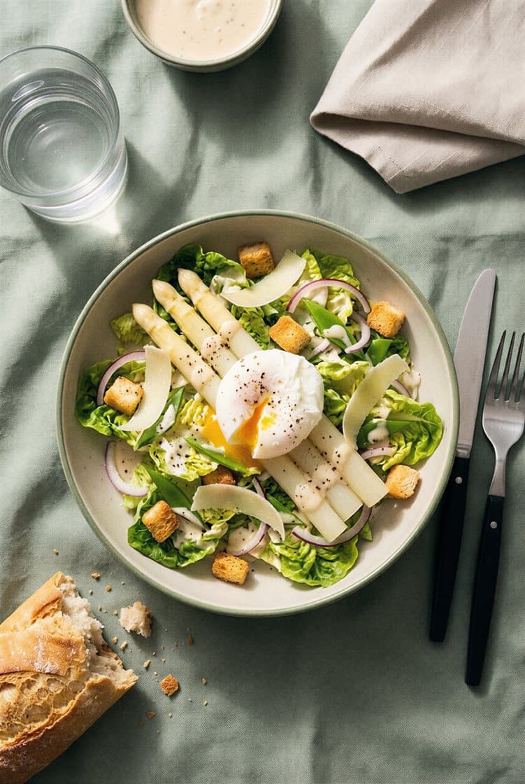 Caesarsallad med vit sparris och pocherat ägg
