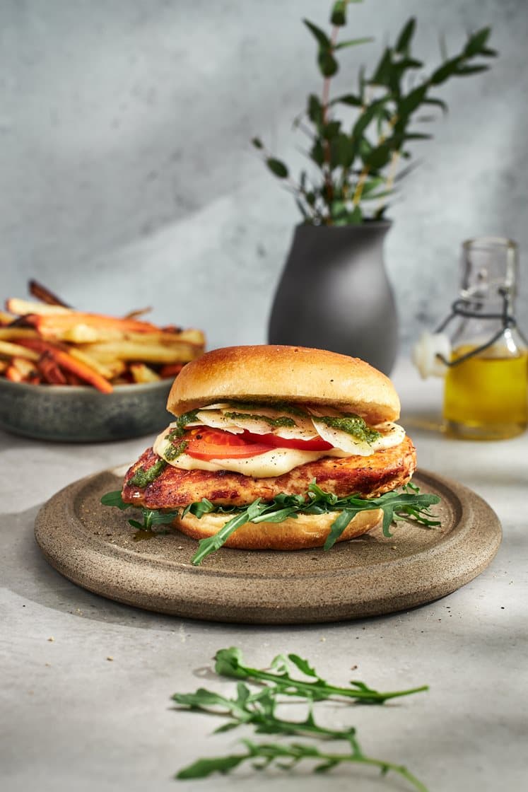 Jureskogs kycklingburgare med parmesan, basilikacrème och rotfruktspommes 