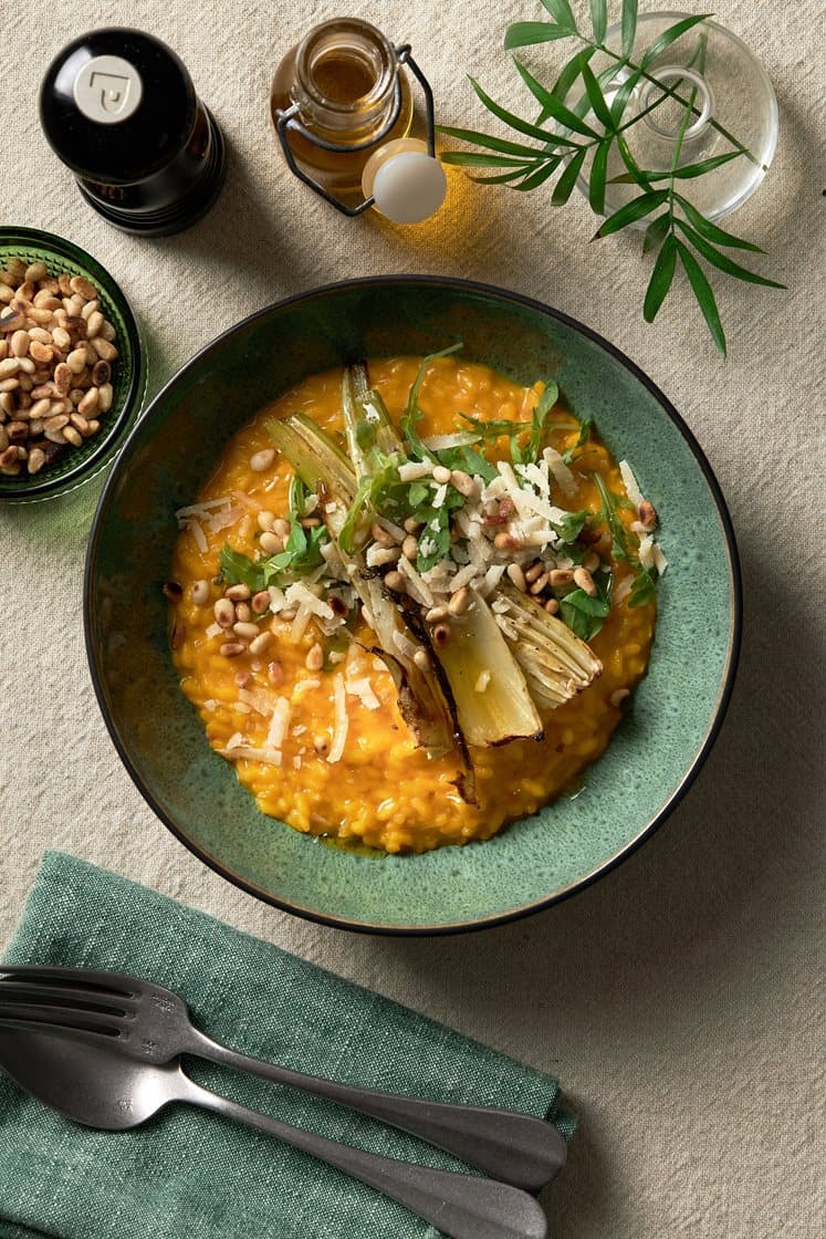 Risotto alla milanese med bakad fänkål och pinjenötter