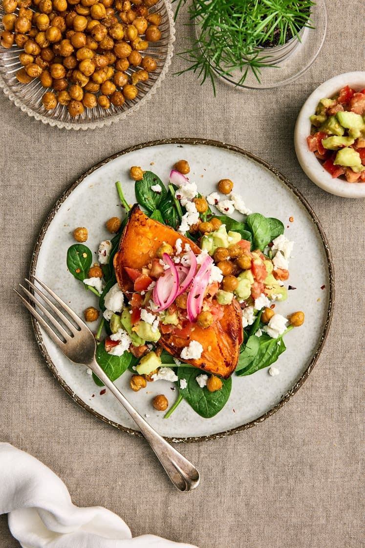 Bakad sötpotatis med fetaost, guacamole och picklad lök