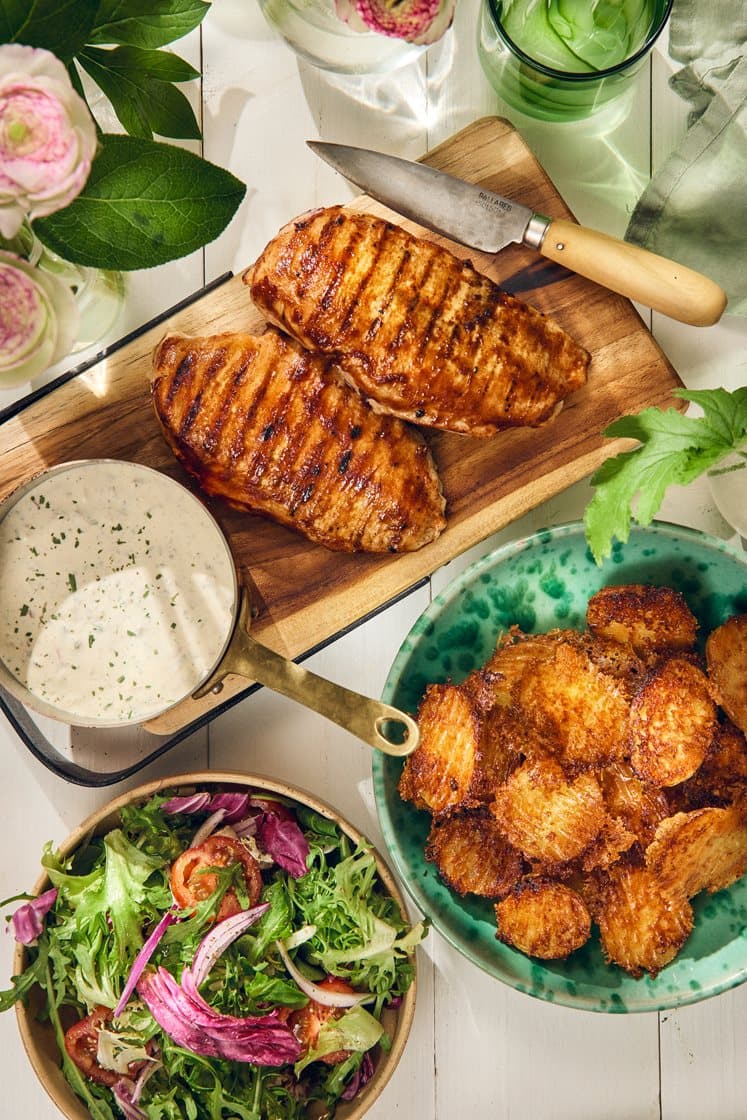 BBQ-grillad kyckling med bearnaisecrème, parmesanpotatis och tomatsallad