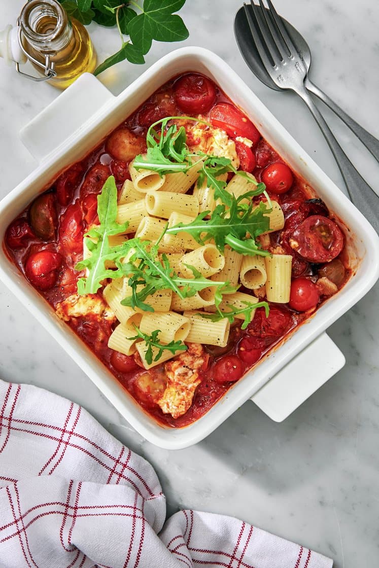 Bakad fetaostpasta med körsbärstomater och ruccola