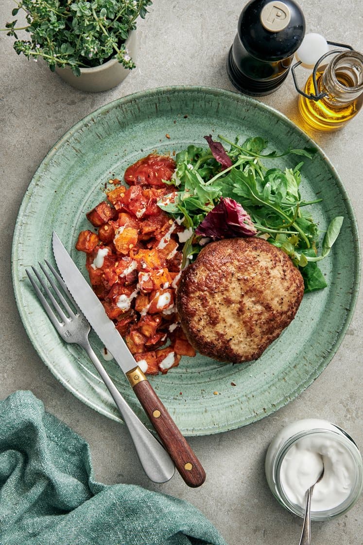 Salviakryddade kalkonfärsbiffar med patatas bravas, vitlökssås och mixsallad