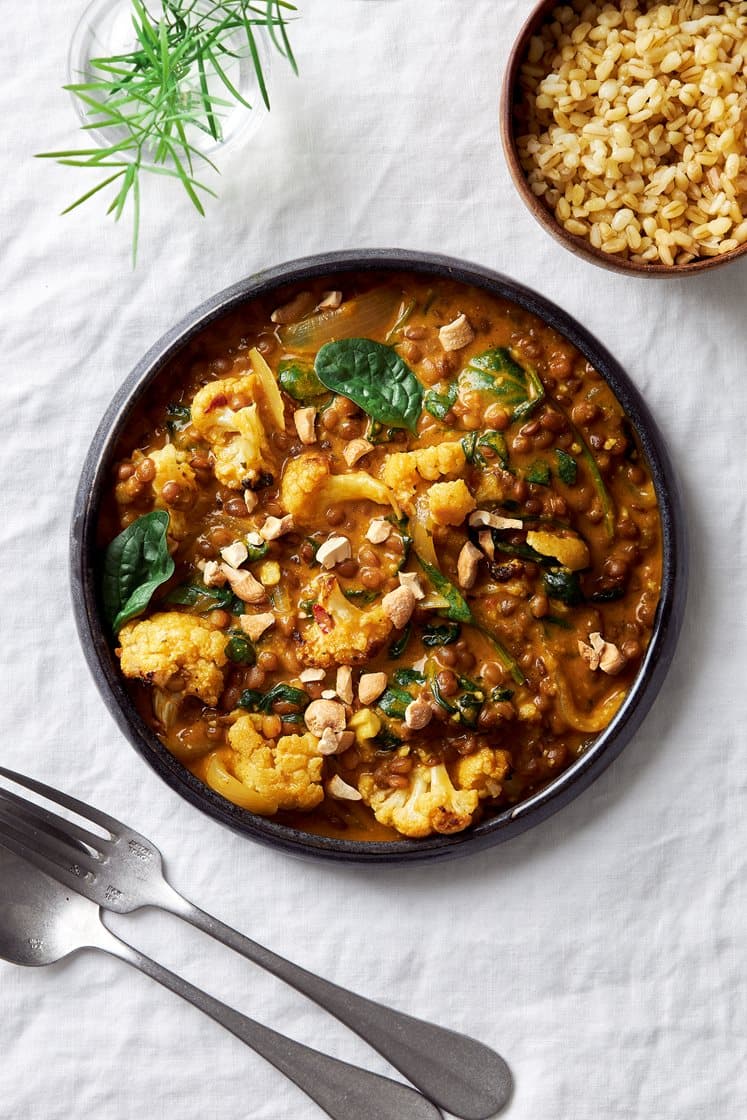 Cashewnötscurry med röda linser och rostad blomkål