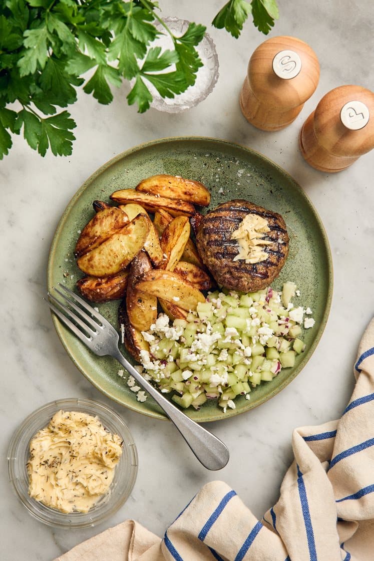 Grillad nötfärsbiff med melon- och fetaostsalsa, vitlökssmör och rostad potatis