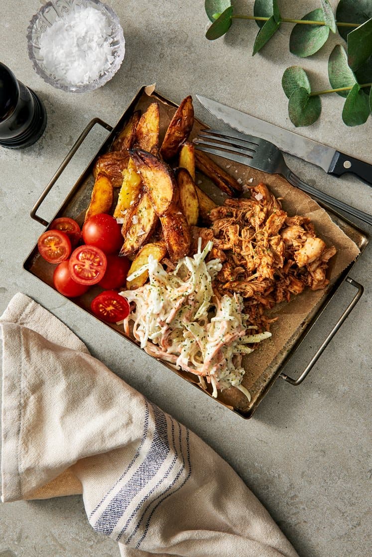 Pulled chicken med coleslaw och rostade potatisklyftor