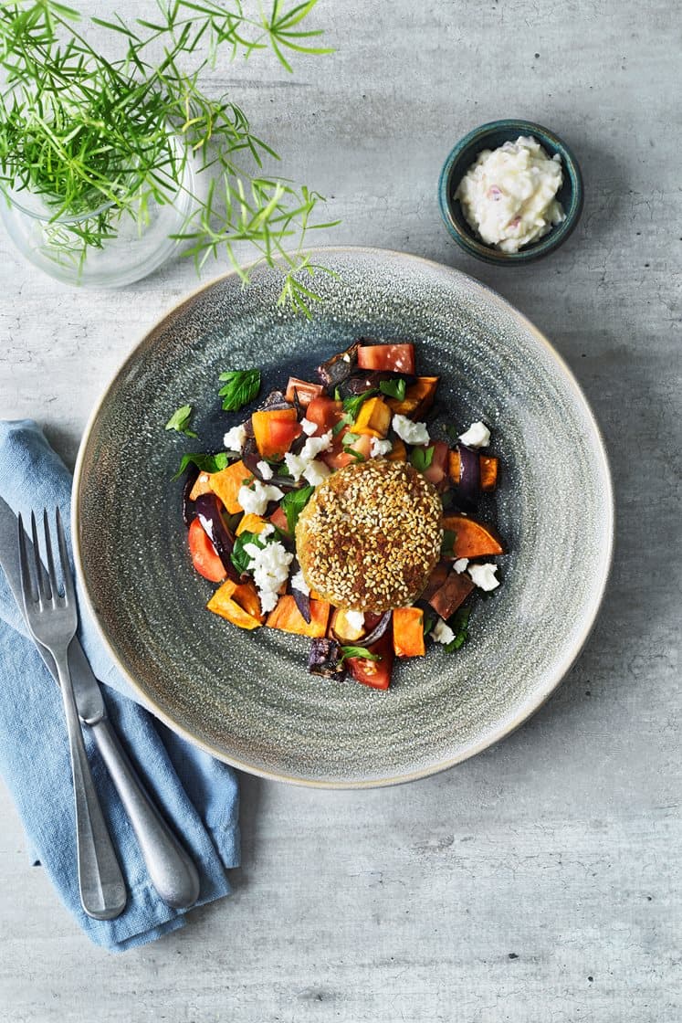 Sesamstekta falafelbiffar med rostad sötpotatissallad och äppelyoghurt