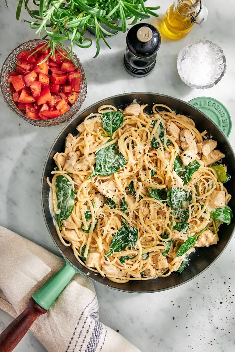 Pasta Alfredo med kyckling, parmesan, grädde och babyspenat