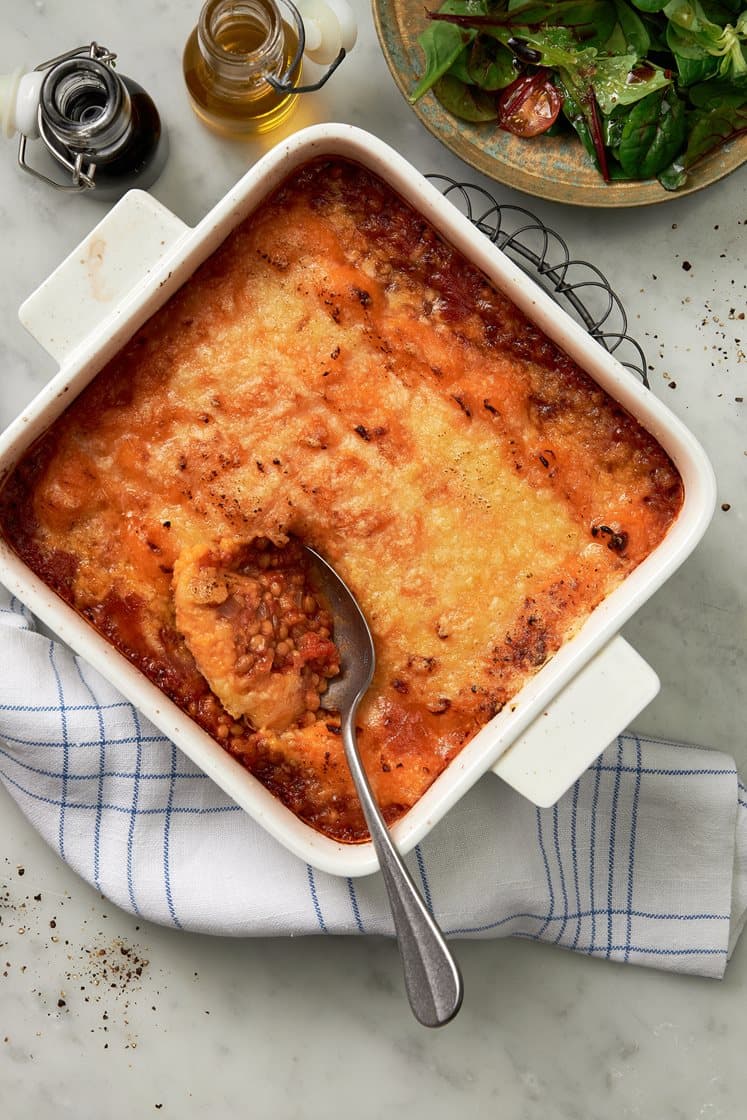 Sötpotatispaj med cheddar och röda linser