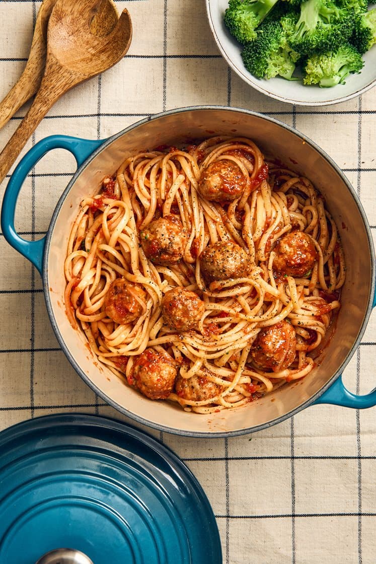 Salsicciafrikadeller i tomatsås med pasta och broccoli