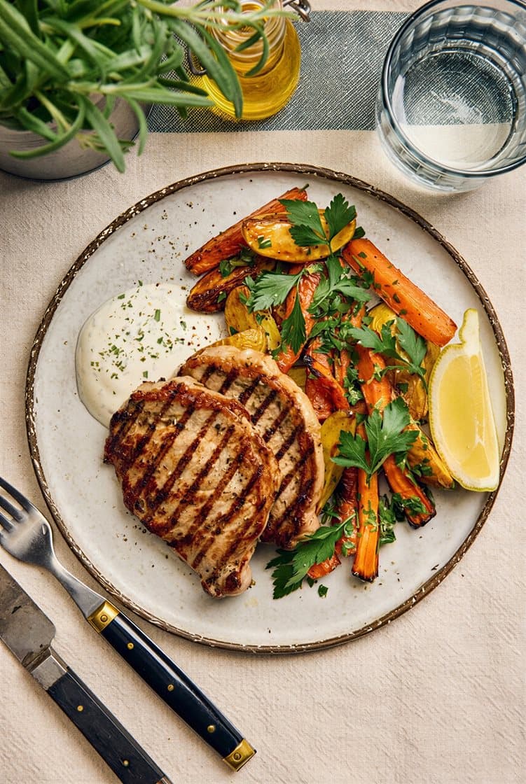 Fläskkotlett med gremolatarostade rotfrukter och dragoncrème