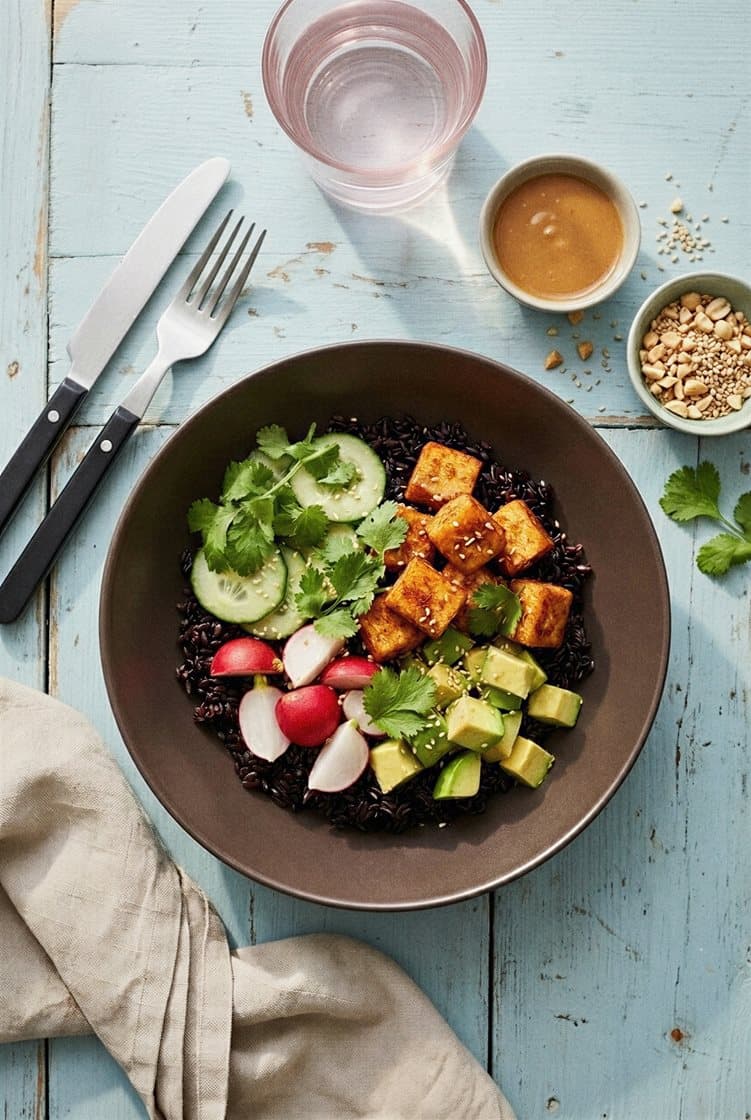 Krispig tofubowl med svart ris, avokado, gurka och jordnötsdressing