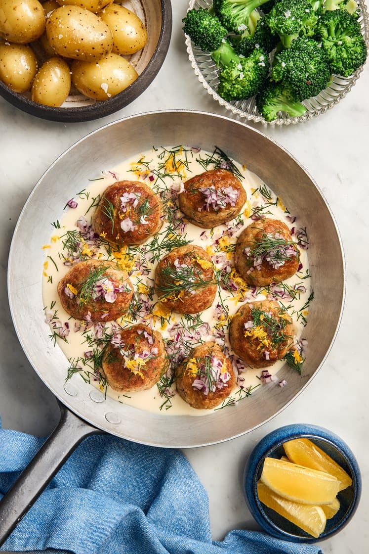 Havets fiskfrikadeller i krämig citronsås med dill, rödlök och potatis