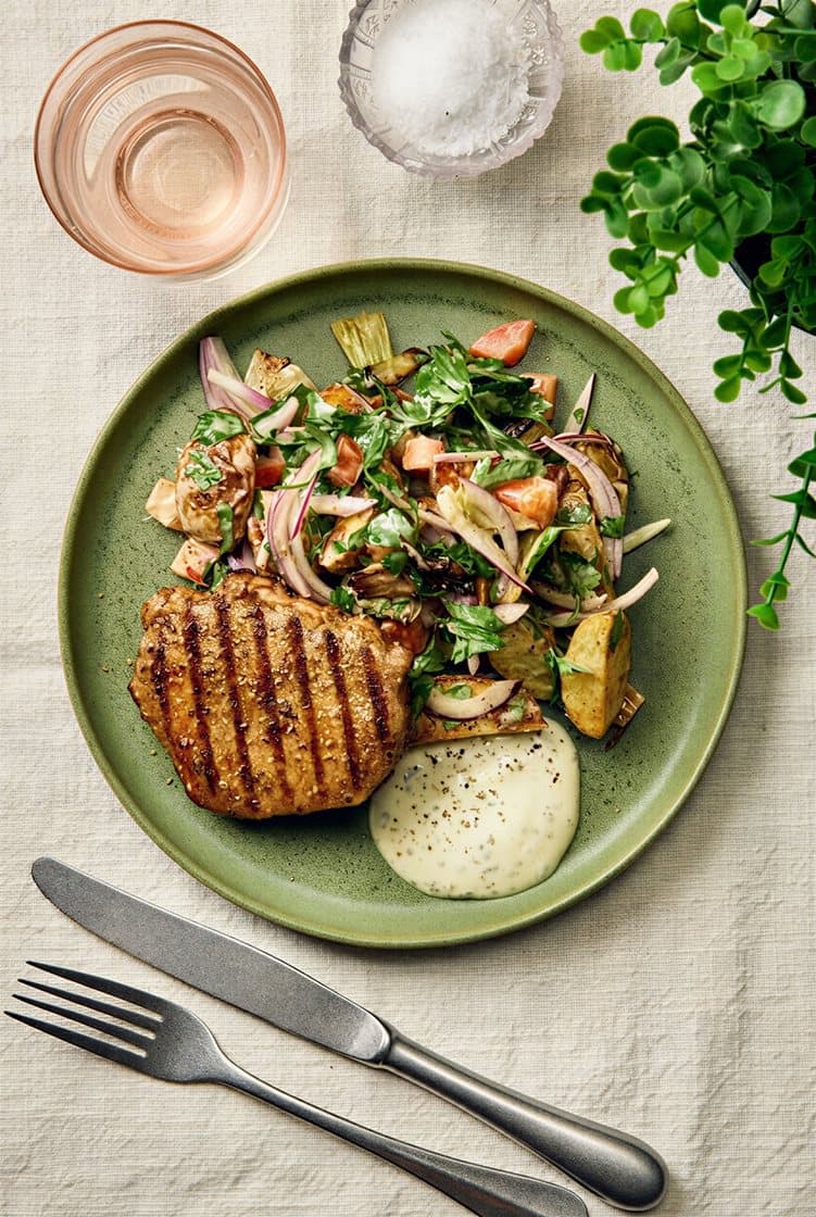 Grillad fläskkotlett med rostad potatissallad och dragonmajonnäs