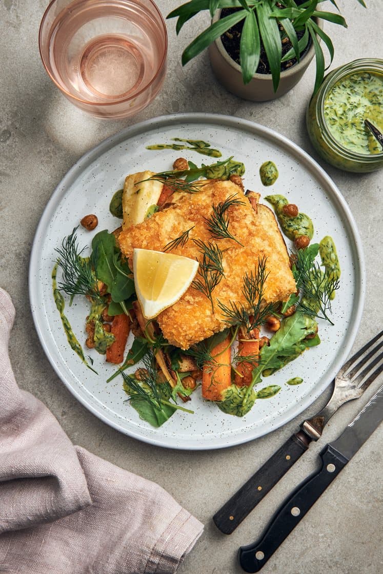 Majspanerad tofu med ugnsrostade rotfrukter, kikärtor och krämig dillsås