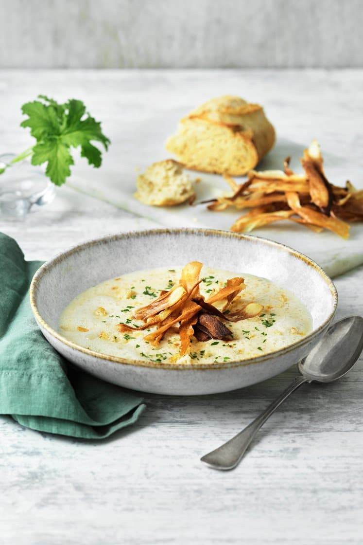 Rostad palsternackssoppa med persilja och surdegsbaguette