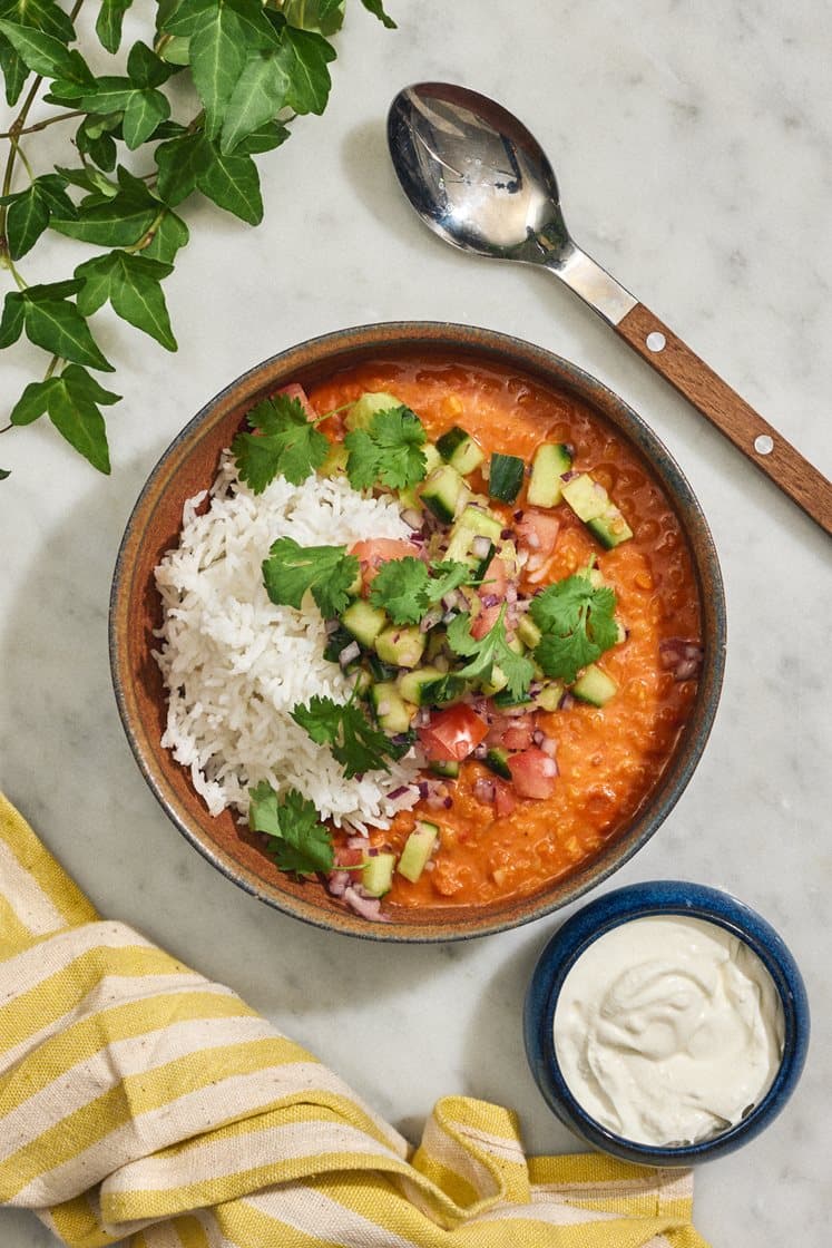 Färdig daal med basmatiris, kachumber och yoghurt