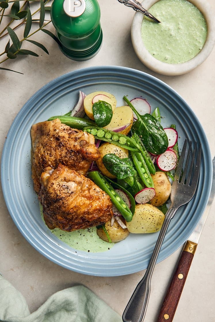 Ugnsrostade kycklinglår med sauce verte och vårig potatissallad 