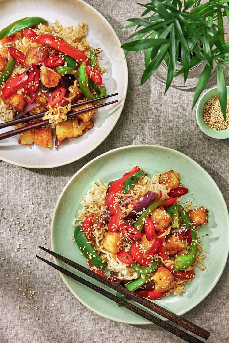 Hunan pannoumi noodles - Kinesisk wok med chili, färsk ingefära, pannoumi och sesamfrön