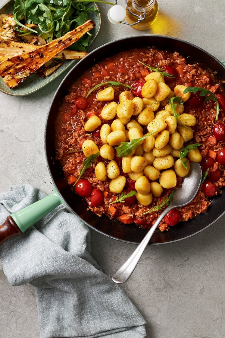 Fläskfärspanna med gnocchi, ugnsrostade grönsaker och ruccola