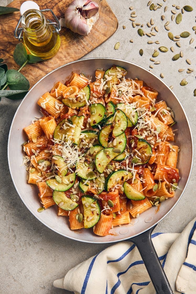 Pasta Napoletana med vitlöksstekt zucchini och frötopping