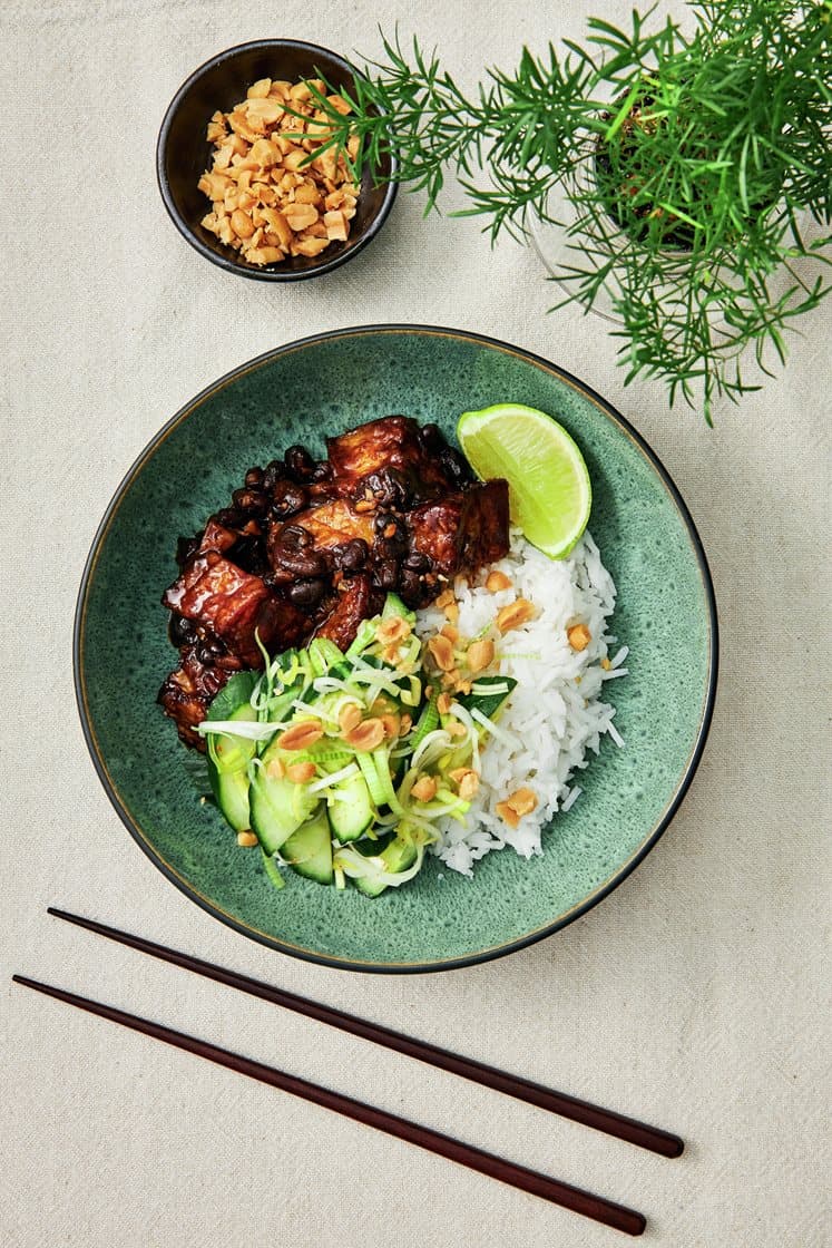 Wokad kinesisk aubergine med jordnötter och syrlig gurksallad