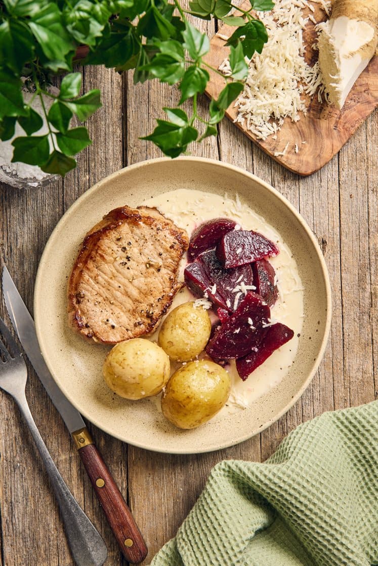 Stekt fläskkotlett med pepparrotssås och snabbpicklade rödbetor