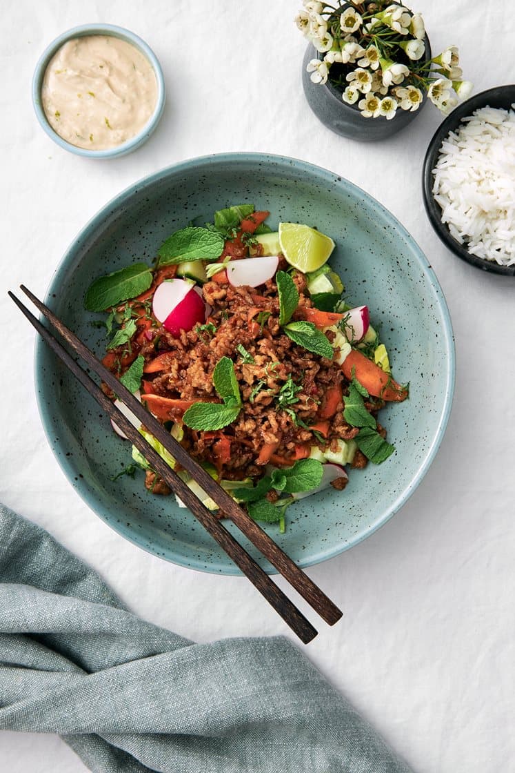 Lime- och ingefärswokad fläskfärs med  mynta och sojadip
