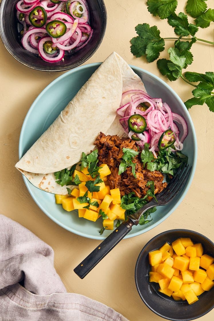 Pulled chunks i tortillabröd med mangosalsa och pickles