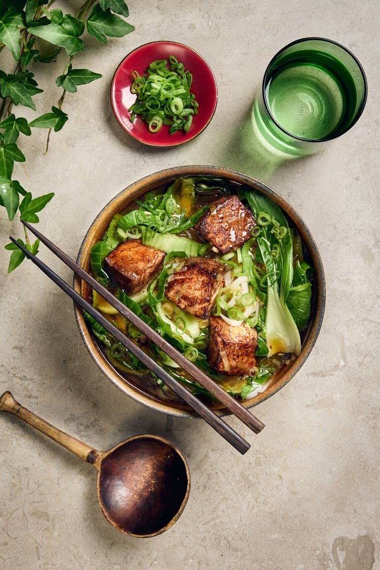 Nudelsoppa med five spice-stekt lax och pak choy