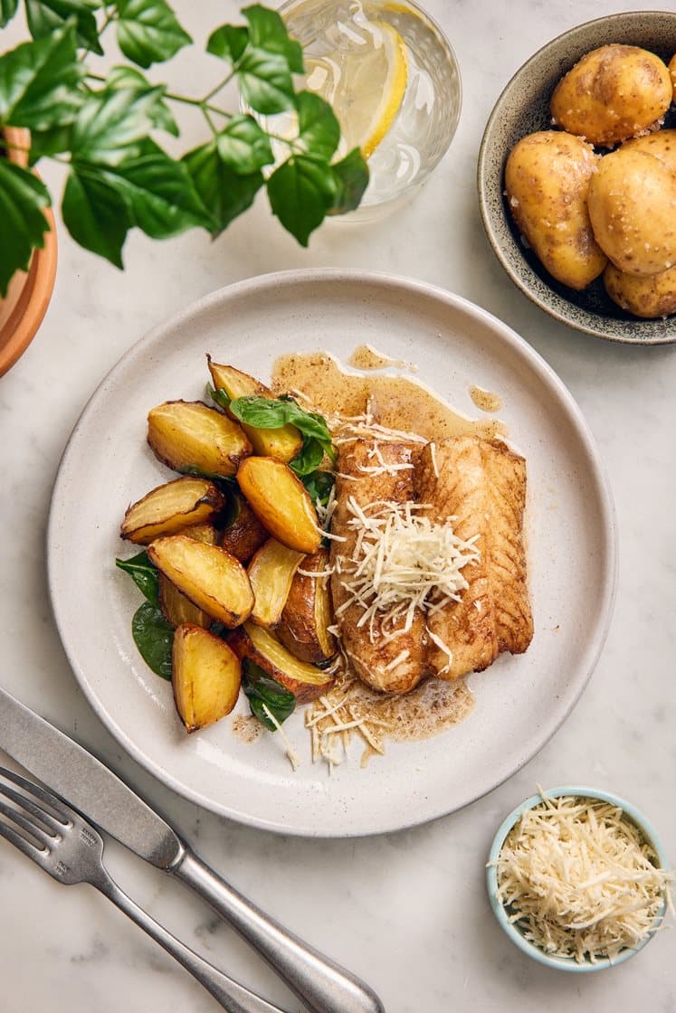 Torsk med riven pepparrot, ugnsrostade gulbetor och spenat