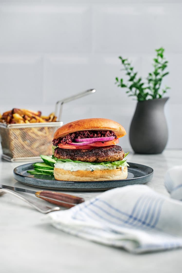 Greek style burger med oreganotoppad pommes och tzatziki