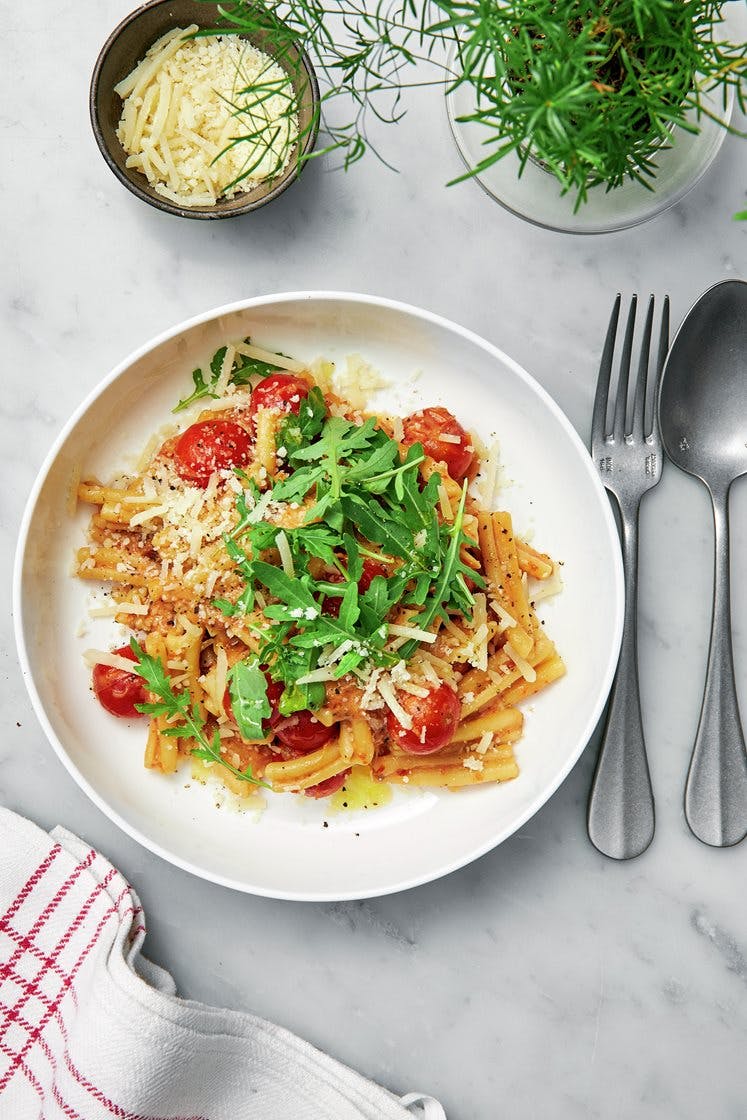 Krämig pasta med soltorkade tomater och ruccola