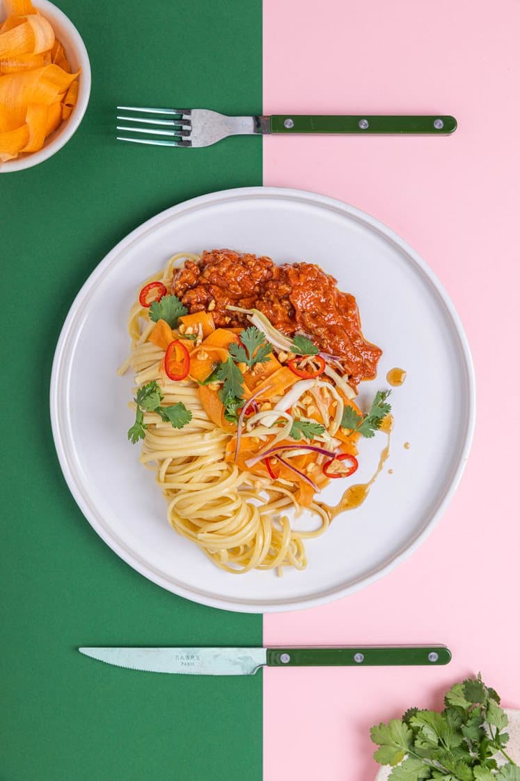 Thai bolognese med massamancurry, kokosgrädde, kålsallad och jordnötter