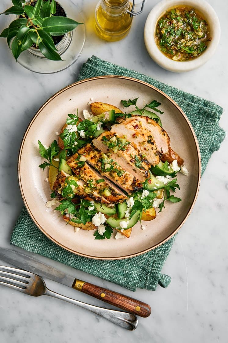 Chimichurri kyckling med rostad klyftpotatis, fetaost-och gurksallad