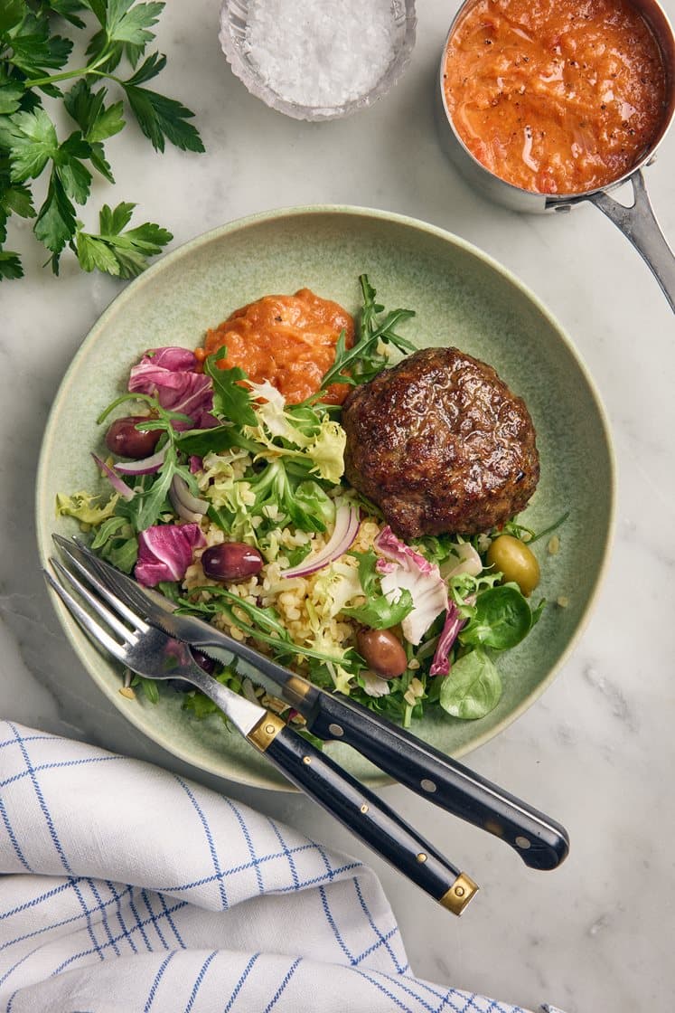 Italienska biffar med parmesan, oliver, sallad och bulgur